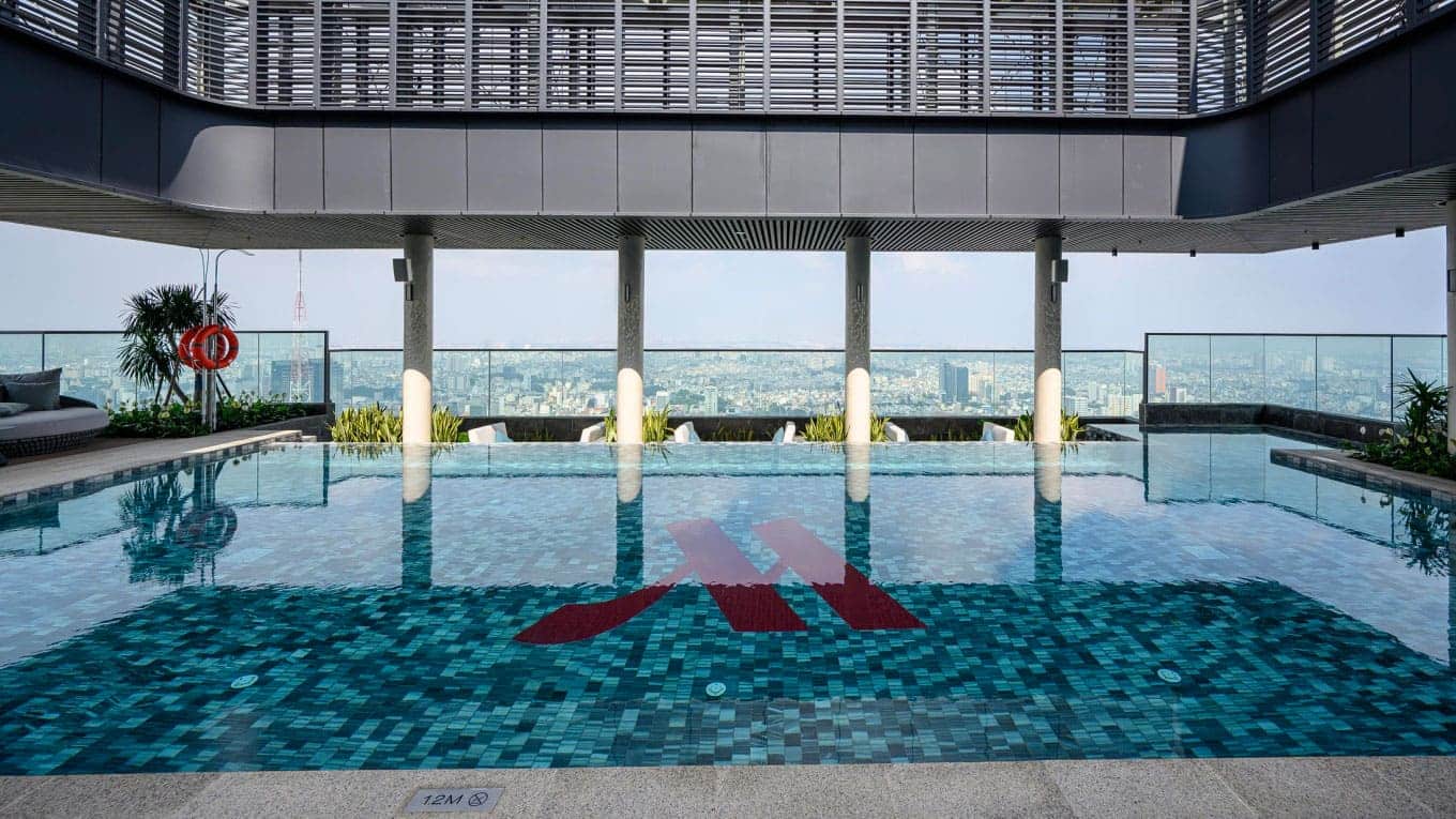 Hồ bơi sân thượng bên trong tòa Lake với tầm nhìn toàn cảnh trung tâm TP HCM.