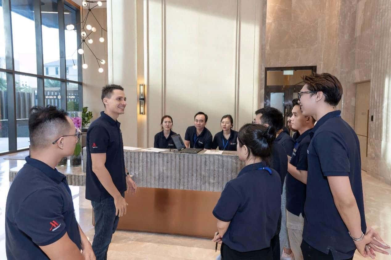 Nhân viên Marriott tham gia buổi đào tạo tại tòa Lake trước khi chính thức quản lý và vận hành các căn hộ hàng hiệu.
